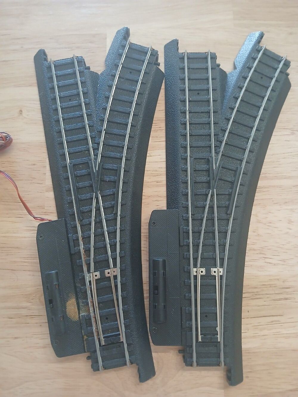 HO Scale Life-Like Power-Loc Electric/Powered Righ Hand Switches-Set of 2
